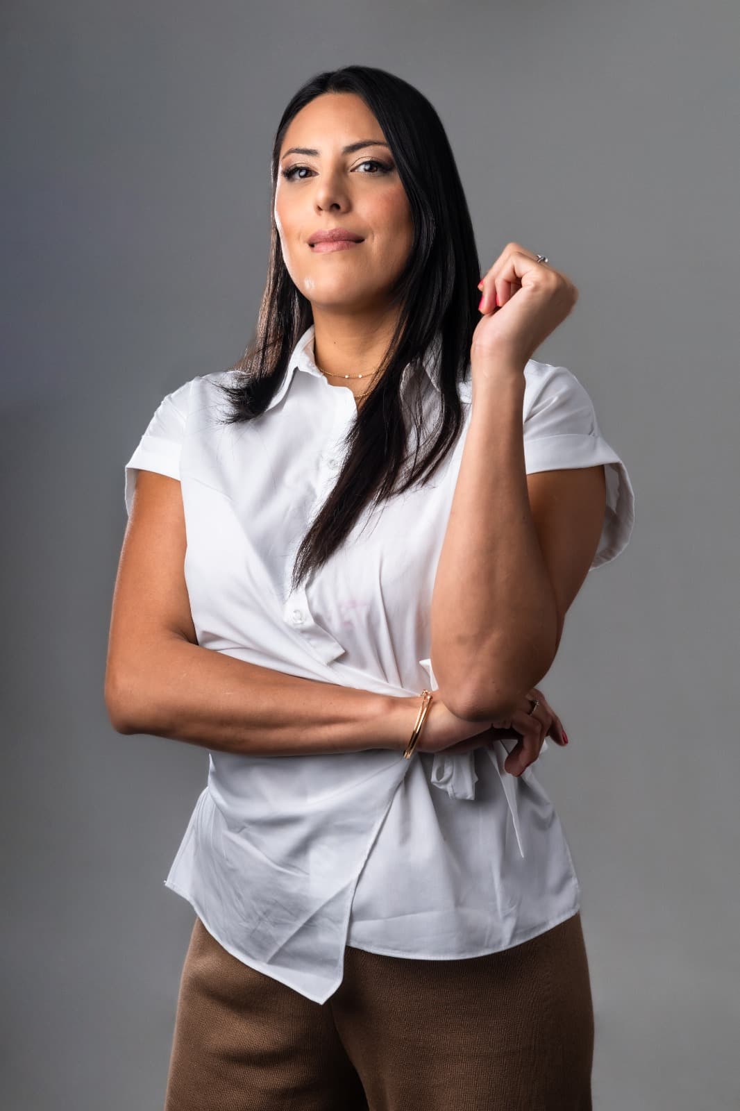 Dra. Victoria A. Gómez em retrato editorial